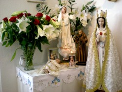 Marienaltars mit zwei Madonnen und einem groen Rosen-
und Lilienstrau