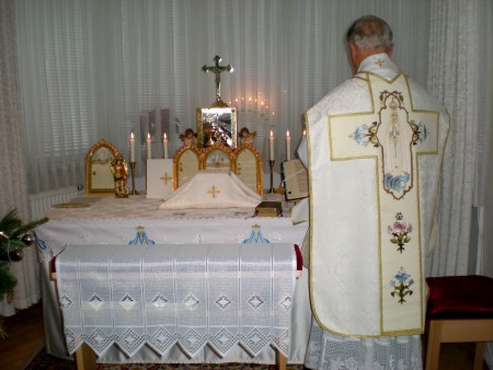 Priester vor dem Altar