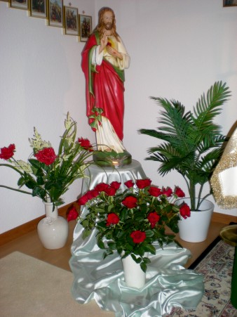 Herz Jesu mit roten Rosen