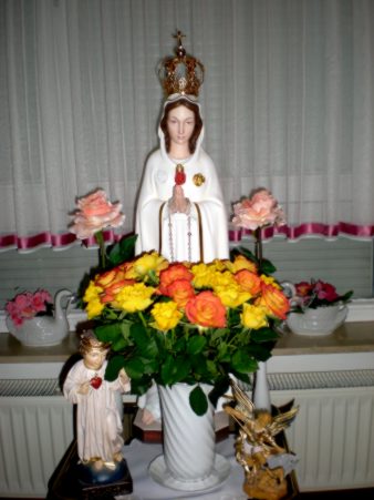 Gottesmutter mit gelben und orangenen Rosen