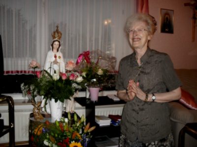 Anne mit Blumen zum Namenstag