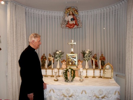 Pfarrer i.R. Lodzig vor dem Altar