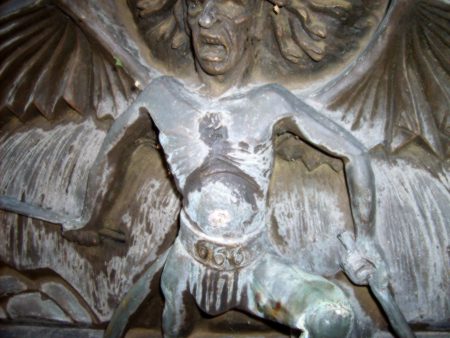 satanische Figur am Kreuzweg an der Marienkirche in Heroldsbach